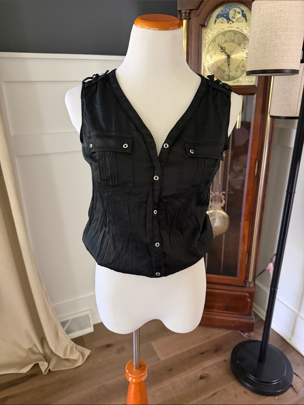 💘White House Black Market Black Sleeveless Button-Front Blouse